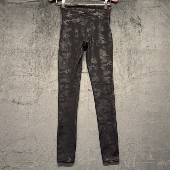 SPANX BLACK ON BLACK CAMO LEGGING-XS - Picture 2 of 3